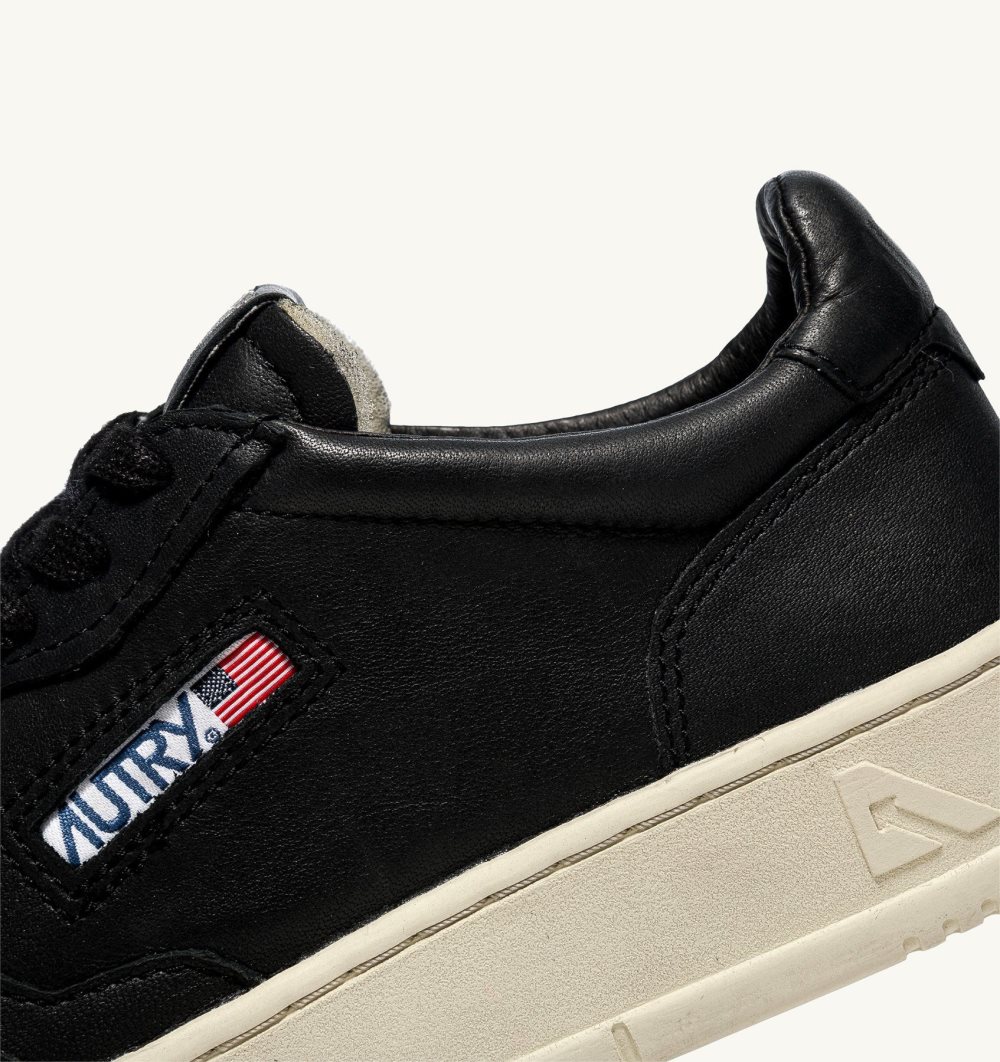 Autry Medalist Low Sneakers Super-soft Nappa Black | 2817-IEZXW