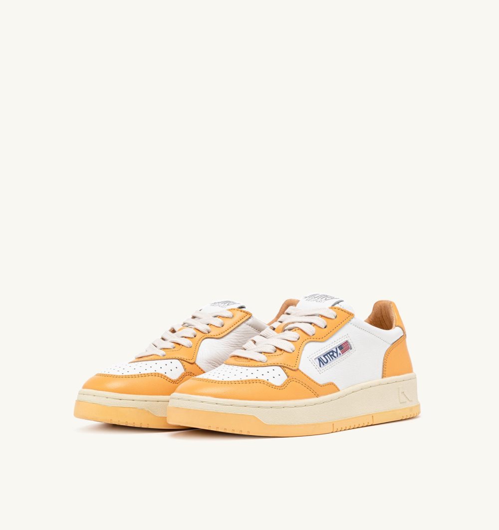 Autry Medalist Low Sneakers Two-tone Leather White / Orange | 0893-DMKWN